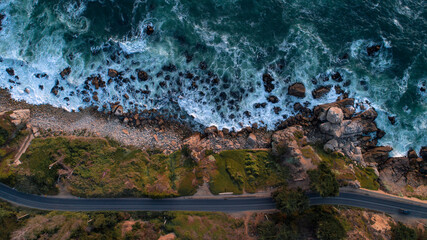mar olas rocas toma aerea