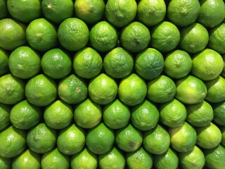 Background of exposed lemons for sale in a supermarket