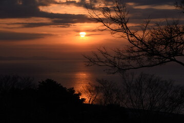 Fototapeta na wymiar The sight of the sunrise, the silhouette of the sunrise and the brilliance of the sea surface. 