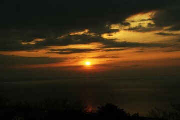 Fototapeta na wymiar The sight of the sunrise, the silhouette of the sunrise and the brilliance of the sea surface. 
