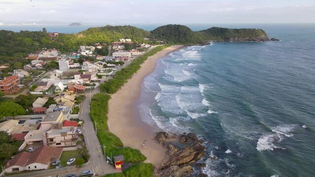 Vista a&eacute;rea panor&acirc;mica da Praia Grande em Penha em Santa Catarina