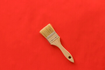 赤色の紙と絵を書くブラシの様子