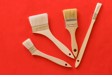 赤色の紙と絵を書くブラシの様子