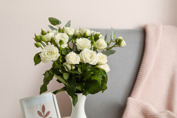 Vase with bouquet of beautiful roses in room, closeup
