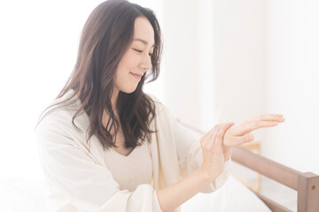 ハンドケアをする女性