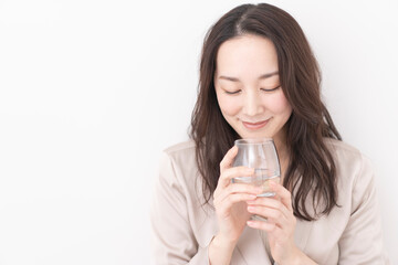 水を飲む女性