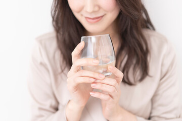 水を飲む女性