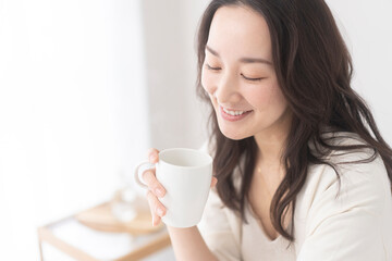 飲み物を飲む女性