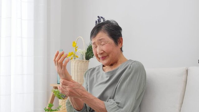 手が痛いシニア女性