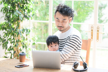 パパのお仕事中にぐずって抱っこされる赤ちゃん1