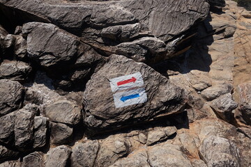 Blue and red arrows, on stones in the national park in the Brasil, shows the direction of forward and backward movement along the path.