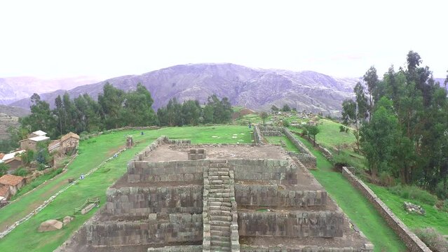 piramide en arquitectura inca en el peru