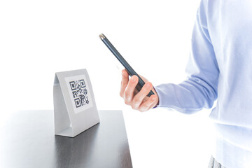 キャッシュレス決済をする若い女性