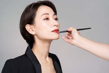 メイクされるアジア人モデル