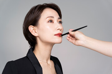 ドレスアップして、メイクされるアジア人モデル