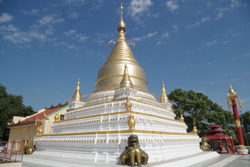 Fototapeta premium ミャンマー インワの仏教寺院