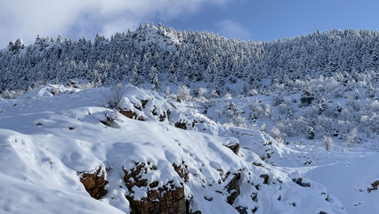Fototapeta na wymiar winter season mountains, peaks, snow levels, landscapes and magnificent nature