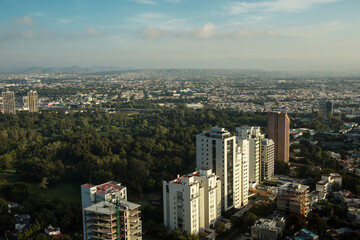 Fototapeta premium Amanecer y edificios en la ciudad de Guadalajara