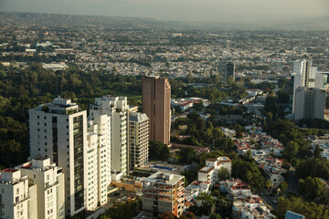 Amanecer y edificios en la ciudad de Guadalajara