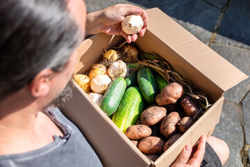 Obraz na płótnie Canvas home delivery of organic vegetables at home