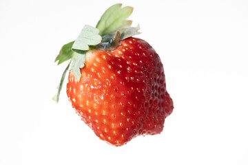 理想的でないいちご 形の悪いいちご