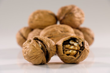 Mehrere Walnüsse, teilweise geöffnet