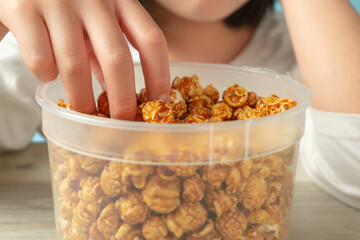 Close-up of a child eating popcorn.  ポップコーンを食べる子供のクローズアップ