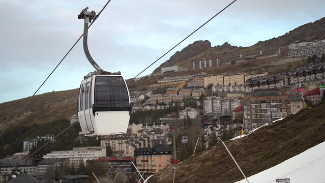 toma 4k de telef&eacute;rico parado con el fondo de un pueblo de sierra nevada