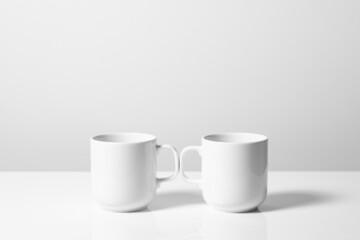 白背景の中のコーヒーカップ