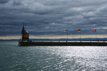 Obraz premium Dunkle Wolken über dem Hafen von Konstanz