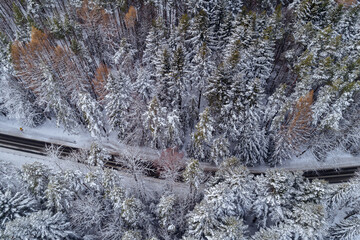 Zimowy klimat w Beskidzie Sądeckim, widok z drona