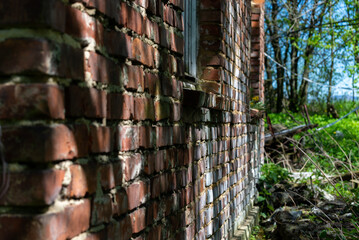 Ściana z cegły, w starym opuszczonym domu.