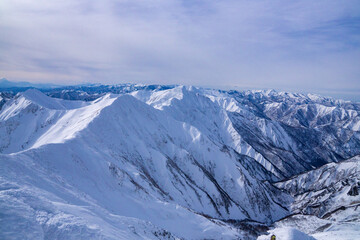 Fototapeta na wymiar 谷川岳の稜線　冬の山岳風景