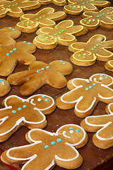 bemalte Lebkuchenfiguren auf Holzplatte
