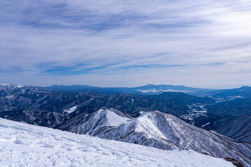 Fototapeta na wymiar 谷川岳山頂からの眺望　冬の山並み