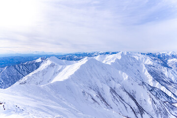 厳冬期の山岳風景　雪山と大空