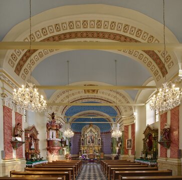 Wnętrze kościoła rzymskokatolickiego pw. sw. Michała miejscowości Krzyżowice, 09.2017
