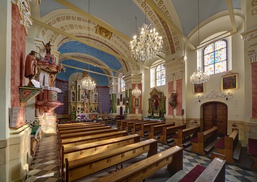 Wnętrze kościoła rzymskokatolickiego pw. sw. Michała miejscowości Krzyżowice, 09.2017
