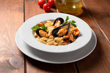 Piatto di deliziosi cavatelli con cozze, pomodorini e prezzemolo, Cucina Italiana