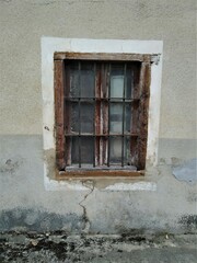 Fototapeta na wymiar deteriorated window of an old house