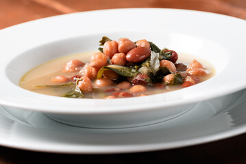 Deliziosa zuppa di legumi con ceci, fagioli e bietole, Cucina Italiana 