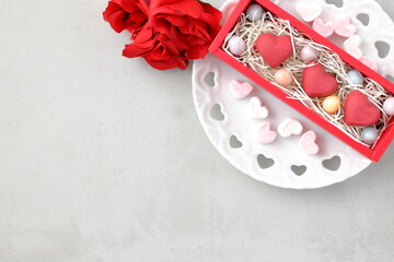 ハート型のチョコレートと薔薇｜バレンタイン・ホワイトデーのイメージ