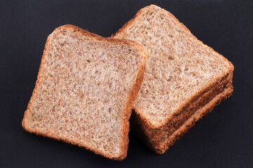 Tranches de pain de mie en gros plan sur fond noir