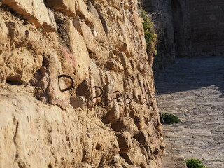 argollas que se conservan en el muro del castillo de guimerá y que se usaban para sujetar las bridas de los caballos en el época medieval, lérida, españa, europa