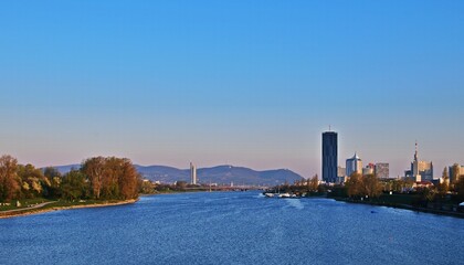 Donau und Wien von einer Brücke im Frühling