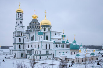 Obraz premium ISTRA, RUSSIA - January 16, 2022, The Resurrection Cathedral of New Jerusalem Monastery was built according to the prototype - the Church of the Holy Sepulcher in Jerusalem. Snowfall