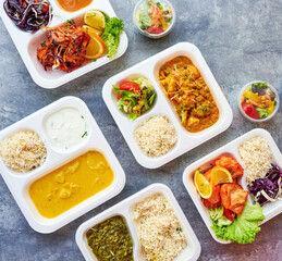 Indisches chinesisches Take away Essen in Schalen zum Mitnehmen und liefern Für den Lieferdienst