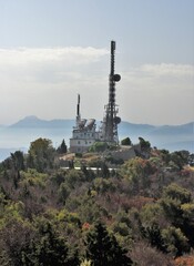 Obraz premium evocative image of television radio repeaters with mountains in the background 