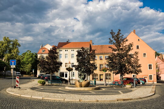 zittau, deutschland - klosterplatz mit marktfrauenbrunnen