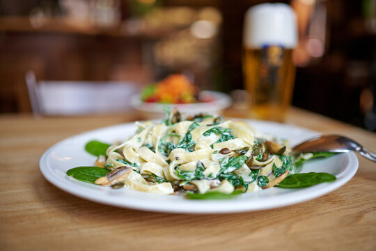 Hausgemachte frische Tagliatelle Pasta mit frischem Babyspinat und zu Kr&auml;utern